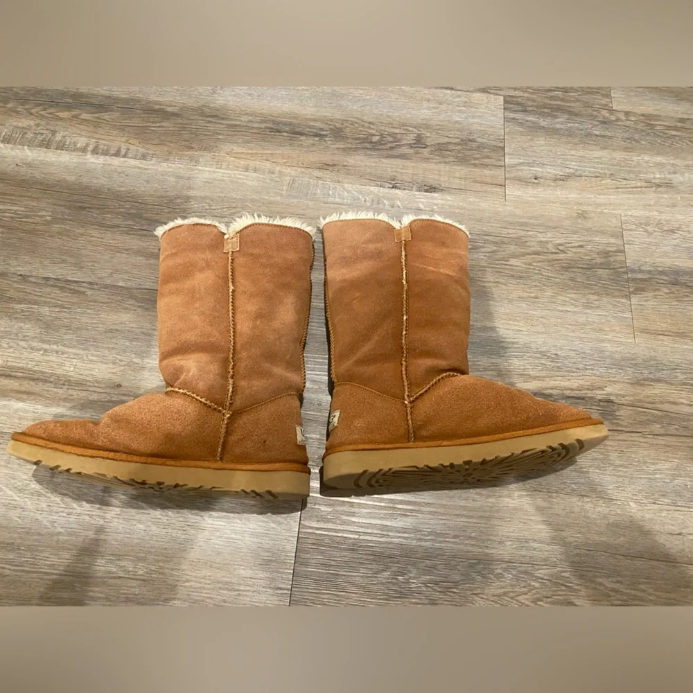 UGG Bailey Button Triplet II Boot - Picture 2 of 9